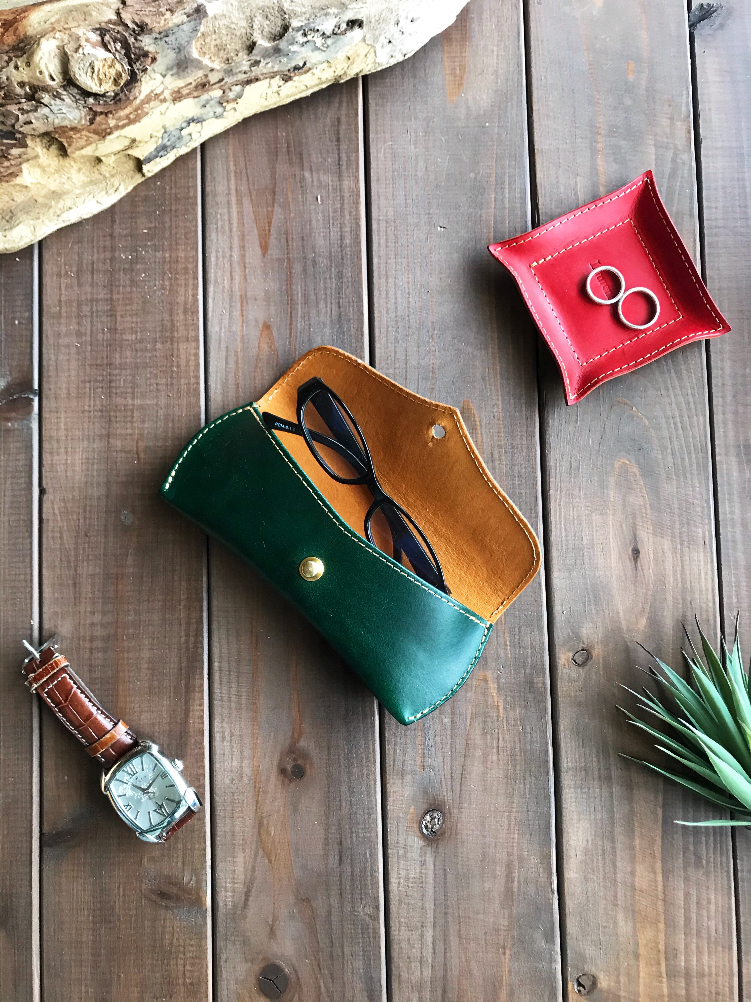 高級感のあるプレゼントにもぴったりなギボシの付いた　メガネケース