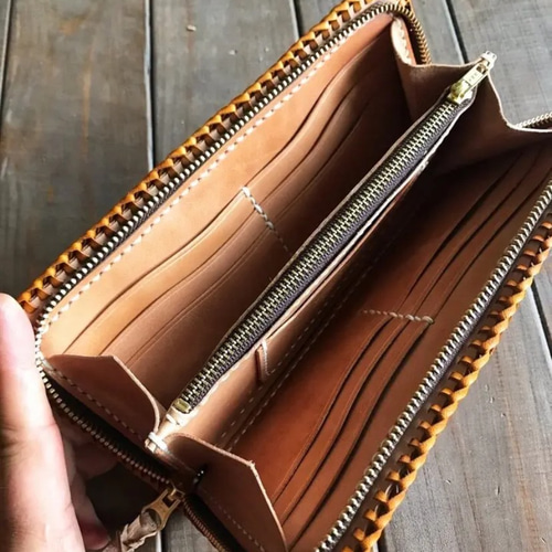 ハーマンオークレザーを使用したかがり縫いのラウンドウォレット 長