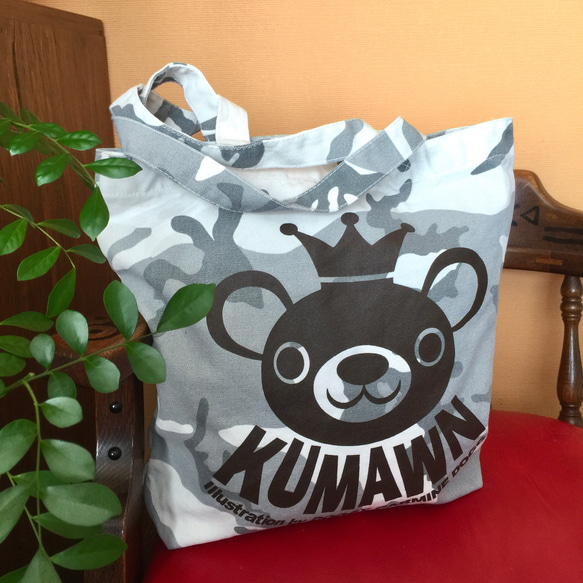 王冠 くま「kumawn/クマウン」キャンバス地 トートバッグ・ホワイト 迷彩柄 / A4サイズ対応・肩掛け可 クマ 1枚目の画像