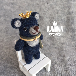 『kumawn/クマウン・Navy - ネイビー』ブローチ【キーリングに変更可】王冠 クマ マフラー ラインストーン 1枚目の画像