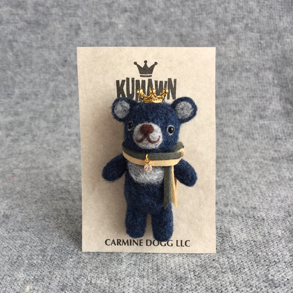 『kumawn/クマウン・Navy - ネイビー』ブローチ【キーリングに変更可】王冠 クマ マフラー ラインストーン 2枚目の画像