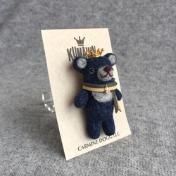 『kumawn/クマウン・Navy - ネイビー』ブローチ【キーリングに変更可】王冠 クマ マフラー ラインストーン 3枚目の画像