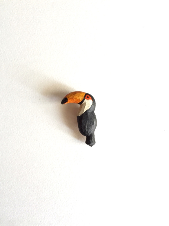 クスノキの オニオオハシブローチ 1枚目の画像