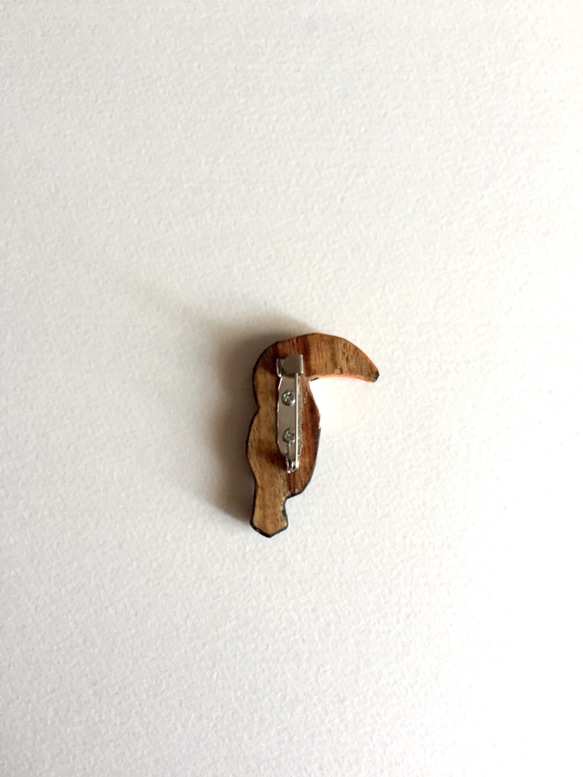 クスノキの オニオオハシブローチ 3枚目の画像