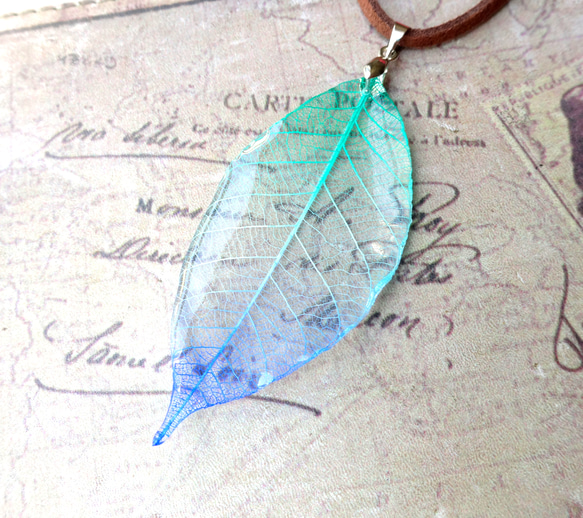 Blue ＆ Green Gradation Leaf Pendant 2枚目の画像