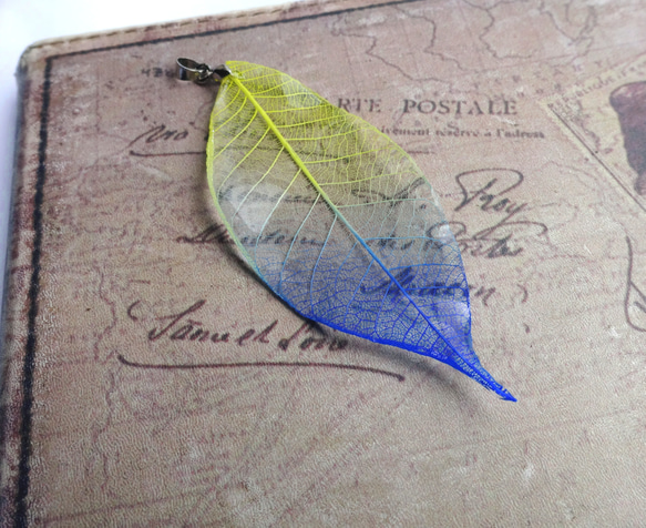 Blue ＆ Yellow Gradation Leaf Pendant 4枚目の画像