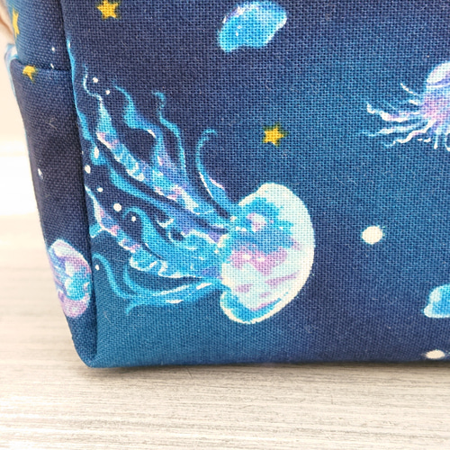 選べる種類】ふわふわクラゲの水族館ブルーのボックスファスナーポーチ
