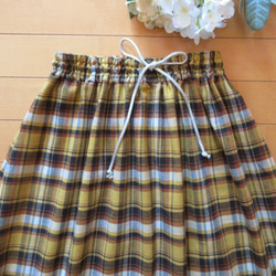 大きなチェックがかわいいギャザースカート　綿100微起毛　マスタード　フリーサイズ 2枚目の画像