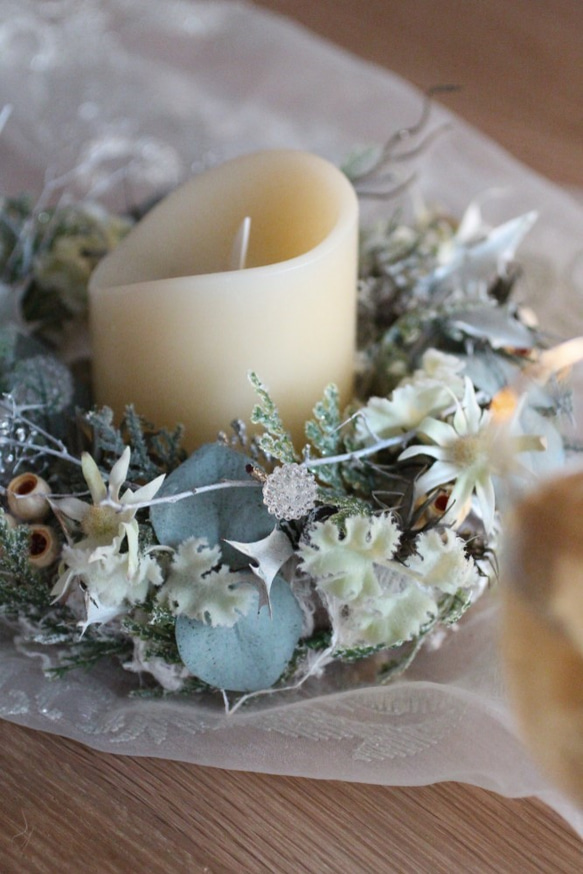 ～kobina~柊とビジューのシルバーリースとLEDキャンドルのセット/リモコン付き 1枚目の画像