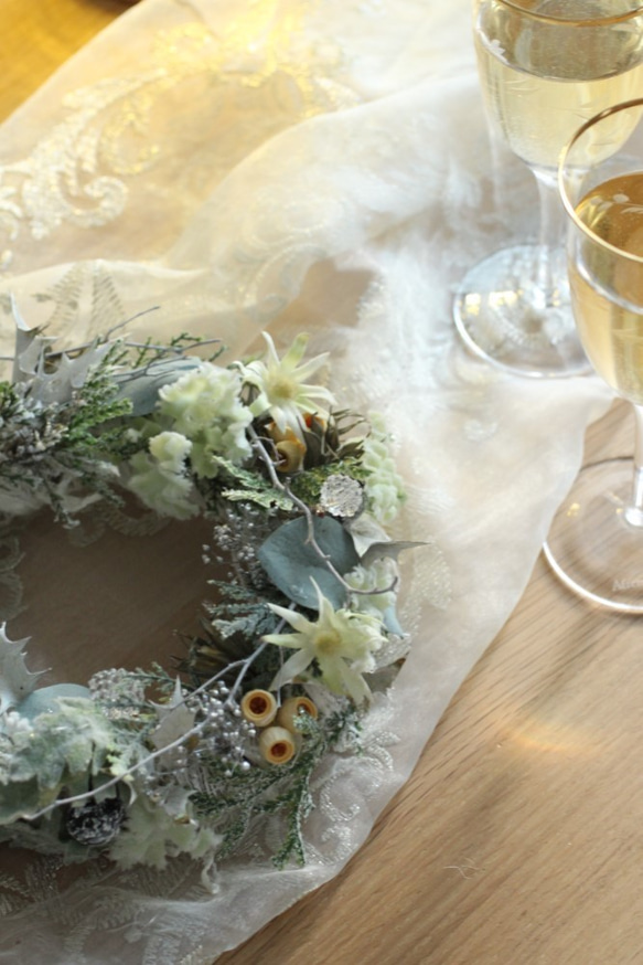 ～kobina~柊とビジューのシルバーリースとLEDキャンドルのセット/リモコン付き 2枚目の画像