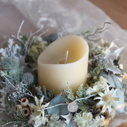 ～kobina~柊とビジューのシルバーリースとLEDキャンドルのセット/リモコン付き 4枚目の画像