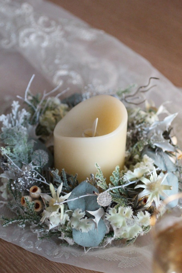 ～kobina~柊とビジューのシルバーリースとLEDキャンドルのセット/リモコン付き 4枚目の画像