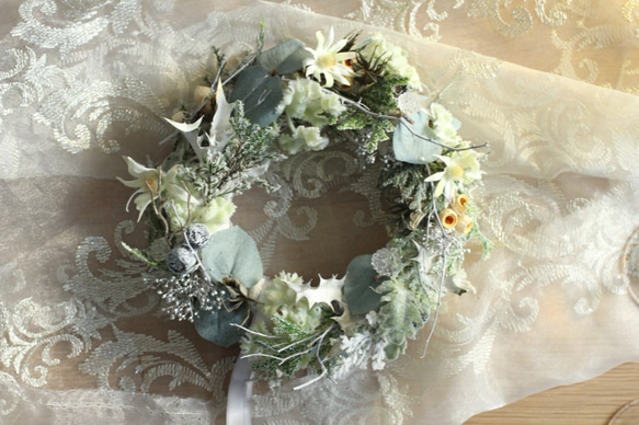 ～kobina~柊とビジューのシルバーリースとLEDキャンドルのセット/リモコン付き 5枚目の画像