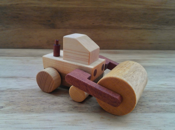 木のおもちゃ　ロードローラー車 1枚目の画像