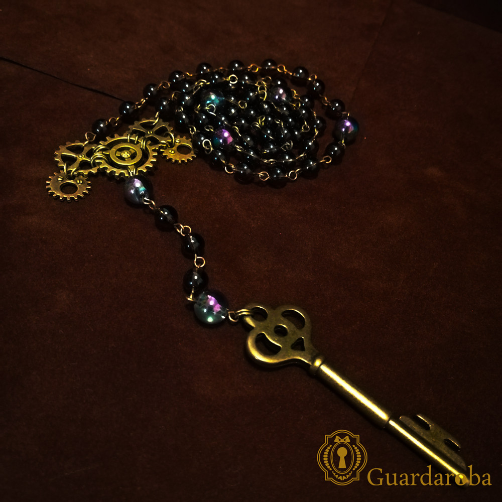 館の主の調度品：ロザリオ風ネックレス