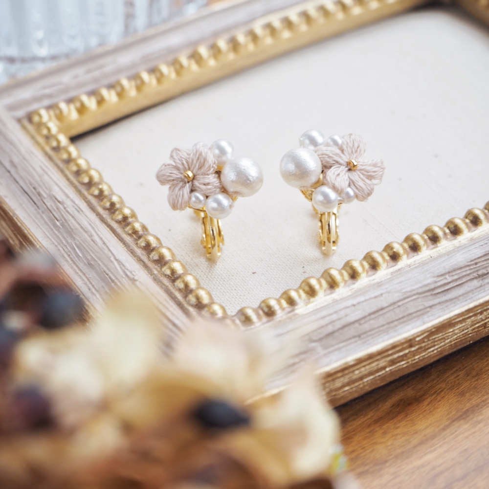 レース編み小花とパールのブーケイヤリング/ピアス        Ω