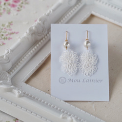 レース編み小花とスワロフスキーのイヤリング（ピアス） イヤリング