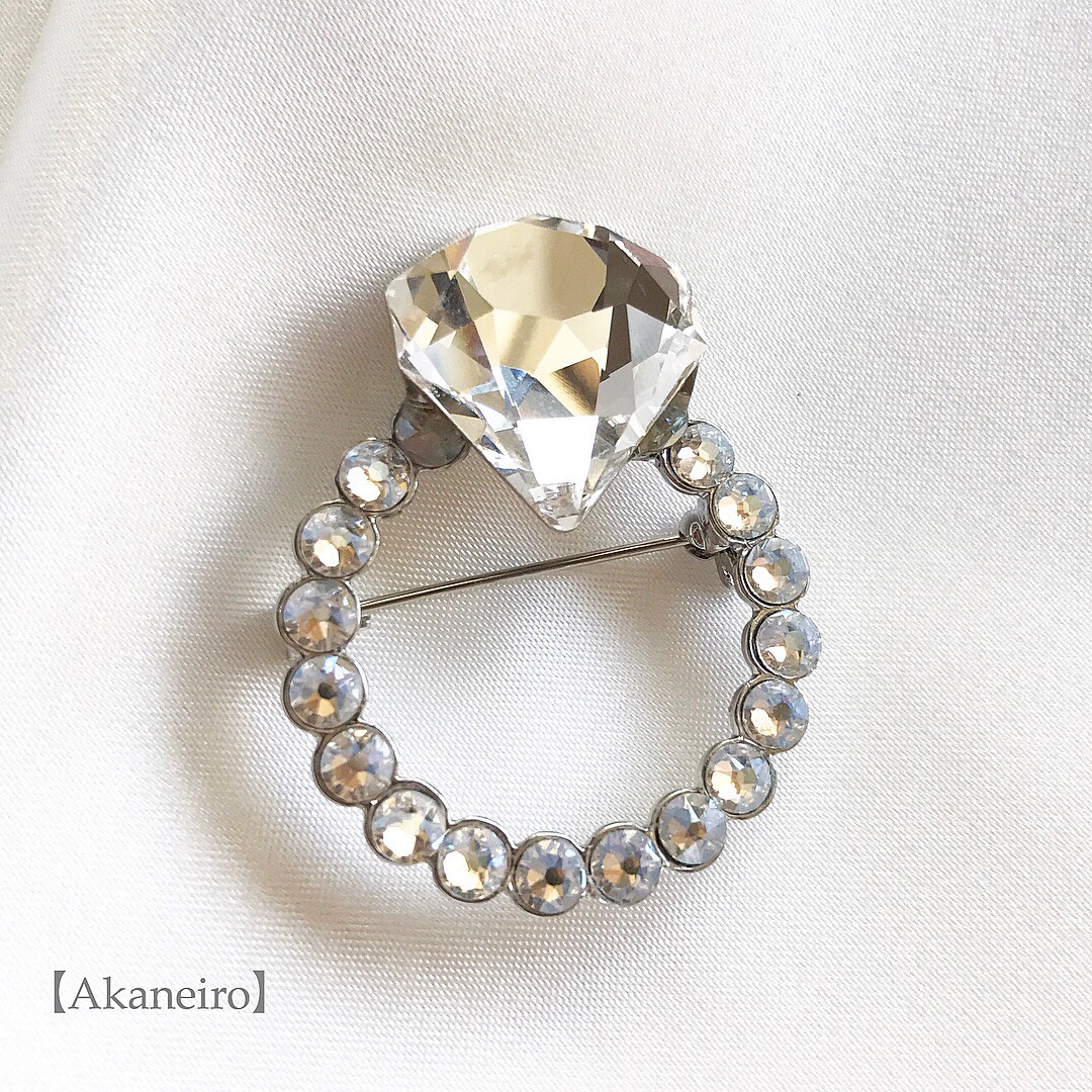 夢のような大粒ダイヤモンドリングのスワロフスキーブローチ