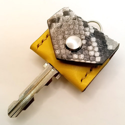 キーカバー 蛇革 パイソン × 黄色 イエロー 牛革 オリジナル キーケース 小銭入れ カードケース コインケース 5枚目の画像
