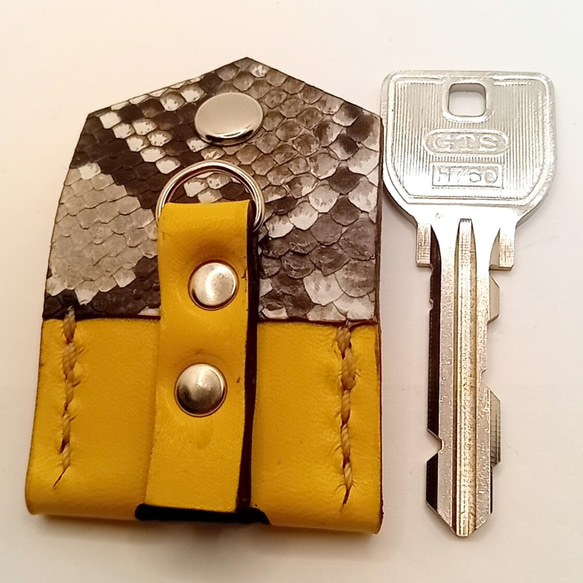 キーカバー 蛇革 パイソン × 黄色 イエロー 牛革 オリジナル キーケース 小銭入れ カードケース コインケース 8枚目の画像