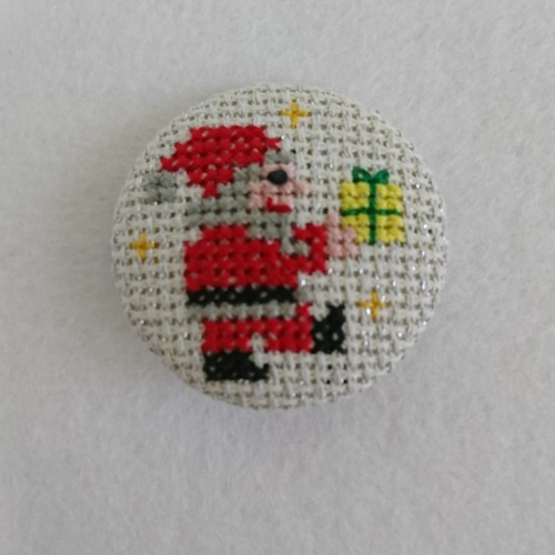 Creema限定(クリスマス限定) クロスステッチ くるみボタンブローチ⑮