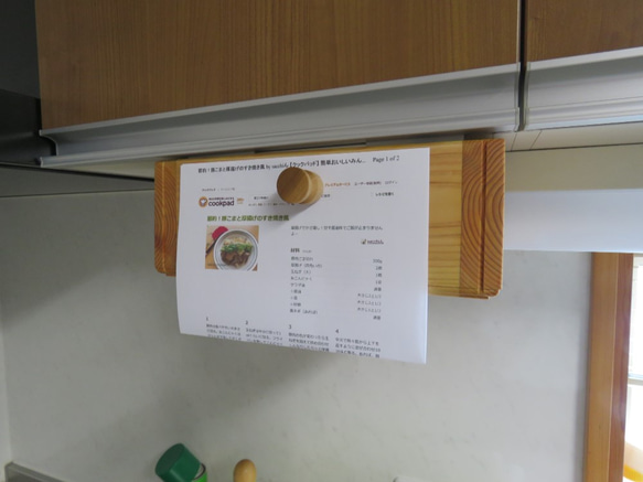 マグネット付　片手で切れるキッチンペーパーホルダー吊戸棚用　ヒノキ 1枚目の画像