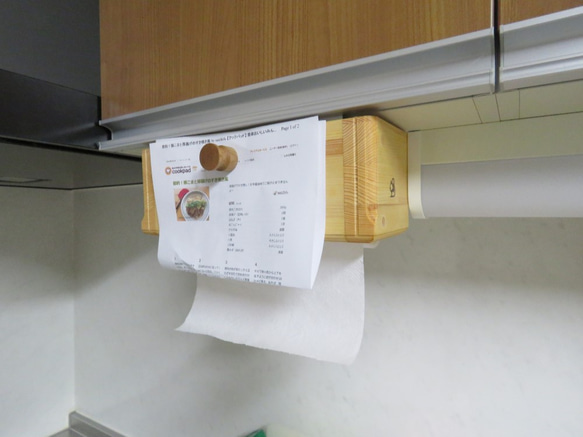 マグネット付　片手で切れるキッチンペーパーホルダー吊戸棚用　ヒノキ 7枚目の画像