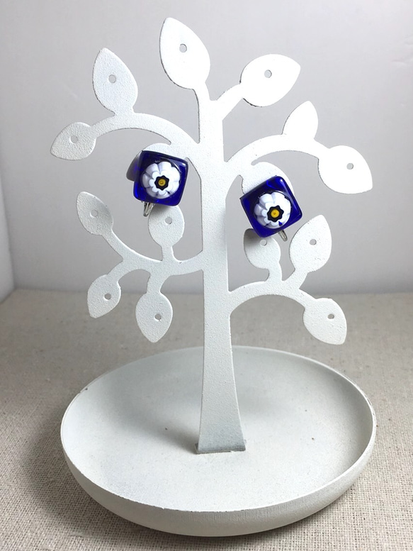 コバルトブルーの花のスクウェアイヤリング 2枚目の画像