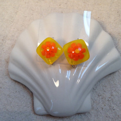 オレンジの花のスクウェアイヤリング 2枚目の画像