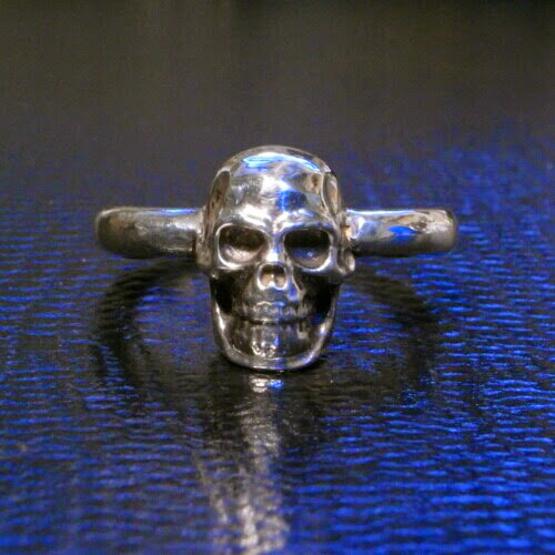 skull pinky ring