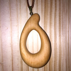 木のリング(扁形)ペンダント 2枚目の画像