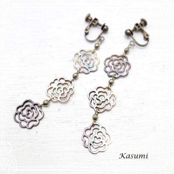 Kasumi　黒チョウ貝のバラのイヤリング　de-59-ks-301