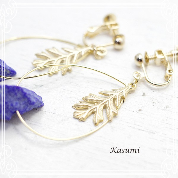 Kasumi　ラピスラズリと金色の葉のイヤリング　de-59-ks-339