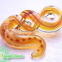 TaigaGlass≪クリアオレンジ≫スネーク風ペンダントトップtg6382 3枚目の画像