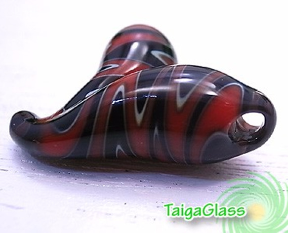 TaigaGlass≪ブラックxレッド≫ハートペンダントトップtg6379 3枚目の画像