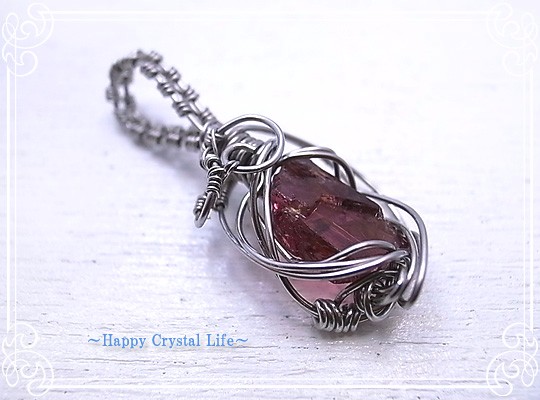 ハピクリ　ロードライトガーネットのワイヤーアートペンダント　hcl-p027