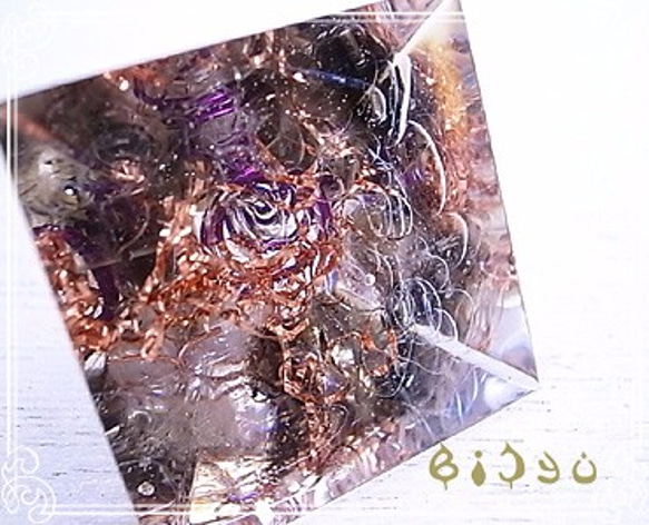 毘殊　マヤピラミッド型 スモーキークォーツ ミニオルゴナイト【紫】　bijyu-109 5枚目の画像