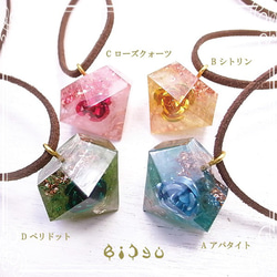 毘殊 ダイヤ型薔薇入りオルゴナイトネックレス(艶出し