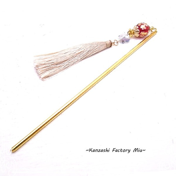 Kanzashi Factory Miu　かんざし 赤の桜のトンボ玉と刺繍糸のゴールドタッセル　de-99-mi-04 1枚目の画像