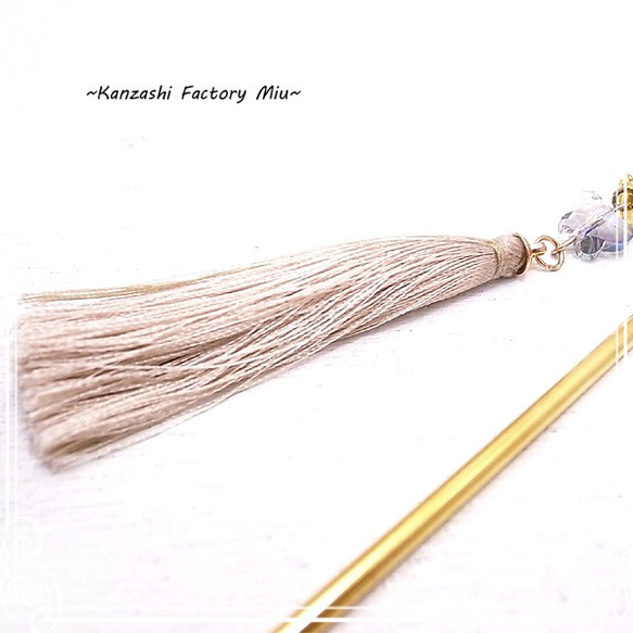 Kanzashi Factory Miu　かんざし 赤の桜のトンボ玉と刺繍糸のゴールドタッセル　de-99-mi-04 4枚目の画像
