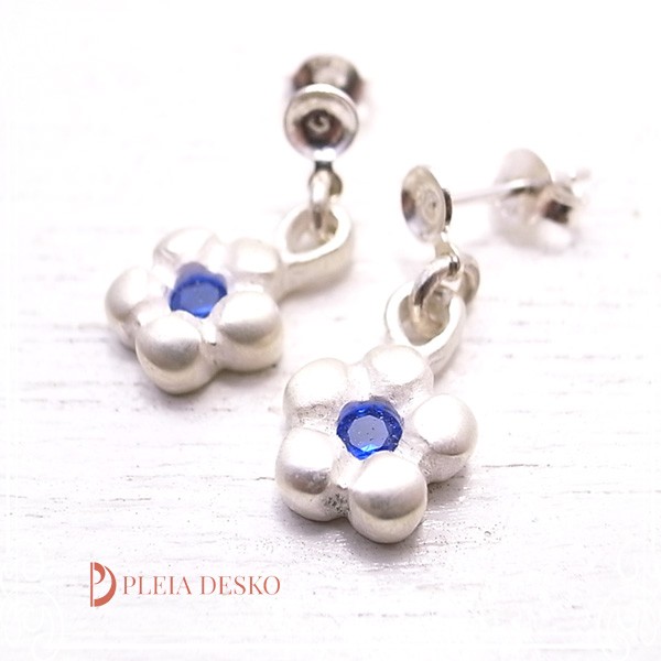 PLEIA DESKO　銀花─人工サファイアー─(ピアス)　de-100-pd-22