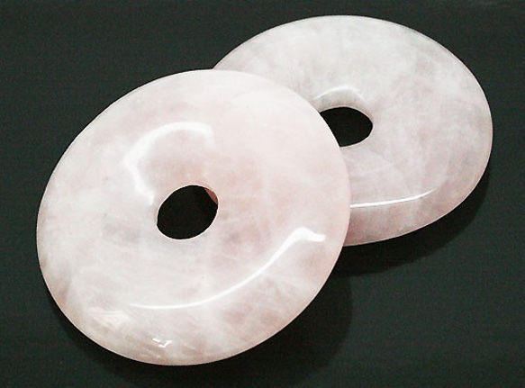 [再次上架] 天然石材零件豌豆盤玫瑰石英甜甜圈形狀 Timy-PD-19 約 35 毫米 第2張的照片