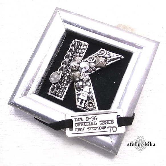 Atelier-Kika字母珠寶框架（胸針）DE-104-AK-64CC 第1張的照片