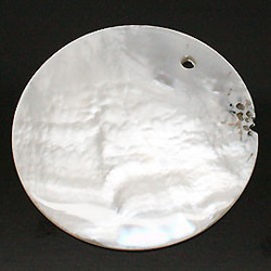 天然石パーツ　シェル貝/マザーオブパール　穴あき丸型パーツ　ti-pa-1017 1枚目の画像
