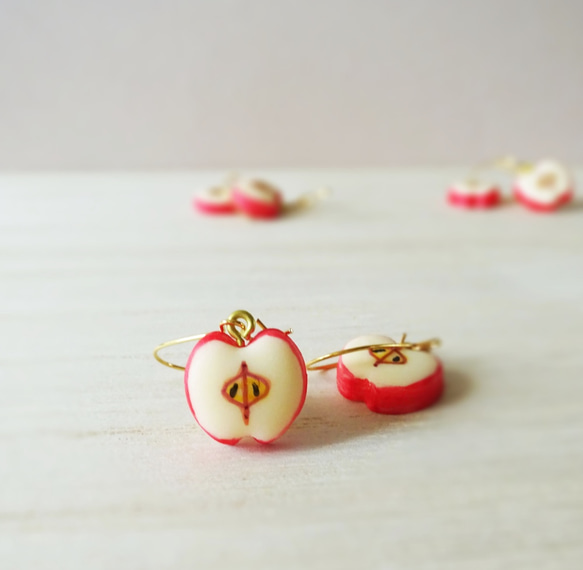 ぷっくり可愛い！りんごのピアス 1枚目の画像