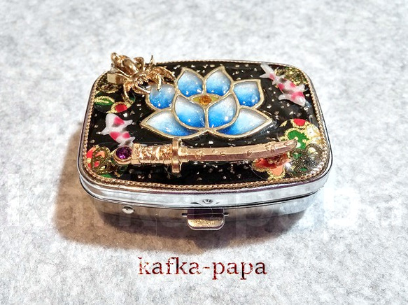アンティーク銀製 ピルケース 繊細な花彫刻 ジュエリーケース 小物入れ