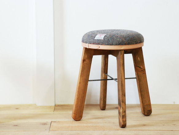 送料無料【ヘリボーン×ブラウン】ハリスツイードで仕立てたアンティークな風合いのスツール　椅子　木製 1枚目の画像