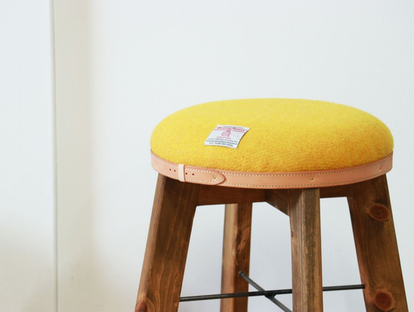 送料無料【イエロー×ブラウン】ハリスツイードで仕立てたアンティークな風合いのスツール　椅子　木製 4枚目の画像