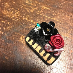 ほっこりする木製ブローチ【ピアノ赤薔薇】4×3.5㎝ 2枚目の画像
