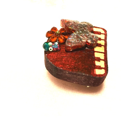 ほっこりする木製ブローチ【紅ピアノ&蝶々】4×3.5㎝ 3枚目の画像